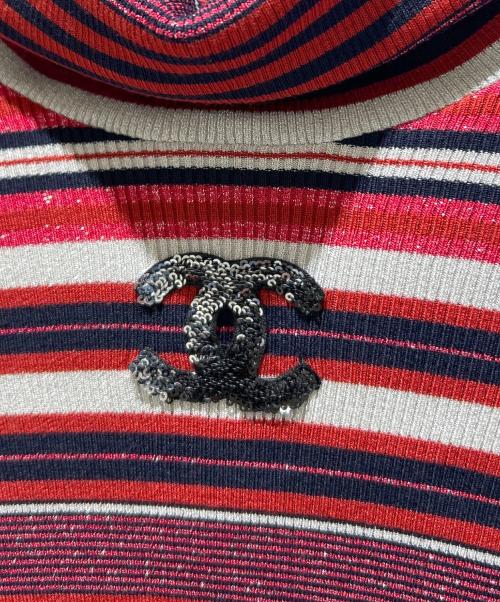 CHANEL（シャネル）CHANEL (シャネル) 23B / P75 ココマークハイネックボーダーニット P75631K10887 レッド サイズ:38 未使用品の古着・服飾アイテム