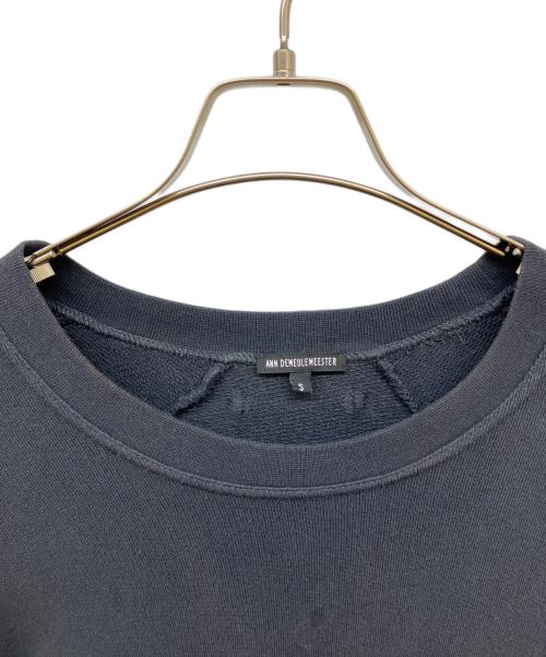 ANN DEMEULEMEESTER（アンドゥムルメステール）ANN DEMEULEMEESTER (アンドゥムルメステール) 刺繍スウェット チャコールグレー サイズ:Sの古着・服飾アイテム