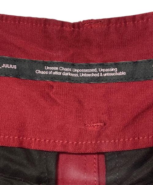 JULIUS（ユリウス）JULIUS (ユリウス) EDGE SEAM GASMASK WIDE CARGO PANTS レッド サイズ:2の古着・服飾アイテム