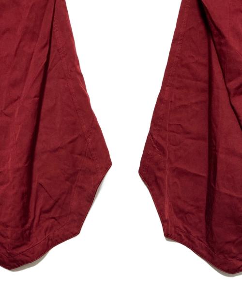 JULIUS（ユリウス）JULIUS (ユリウス) EDGE SEAM GASMASK WIDE CARGO PANTS レッド サイズ:2の古着・服飾アイテム