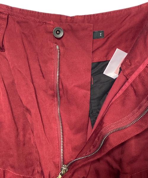 JULIUS（ユリウス）JULIUS (ユリウス) EDGE SEAM GASMASK WIDE CARGO PANTS レッド サイズ:2の古着・服飾アイテム