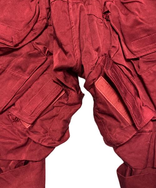 JULIUS（ユリウス）JULIUS (ユリウス) EDGE SEAM GASMASK WIDE CARGO PANTS レッド サイズ:2の古着・服飾アイテム