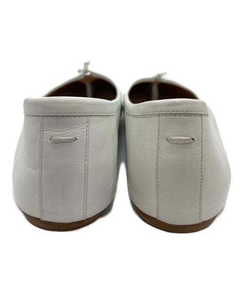 Maison Margiela（メゾンマルジェラ）Maison Margiela (メゾンマルジェラ) Tabiフラットパンプス ホワイト サイズ:39の古着・服飾アイテム