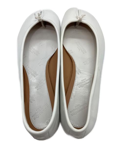 Maison Margiela（メゾンマルジェラ）Maison Margiela (メゾンマルジェラ) Tabiフラットパンプス ホワイト サイズ:39の古着・服飾アイテム