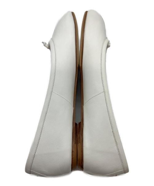 Maison Margiela（メゾンマルジェラ）Maison Margiela (メゾンマルジェラ) Tabiフラットパンプス ホワイト サイズ:39の古着・服飾アイテム
