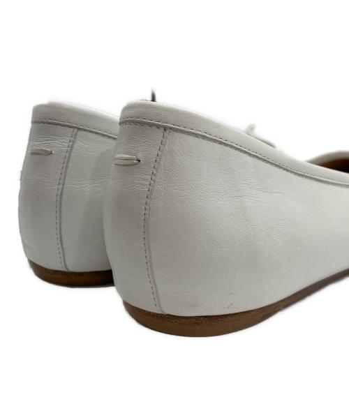 Maison Margiela（メゾンマルジェラ）Maison Margiela (メゾンマルジェラ) Tabiフラットパンプス ホワイト サイズ:39の古着・服飾アイテム