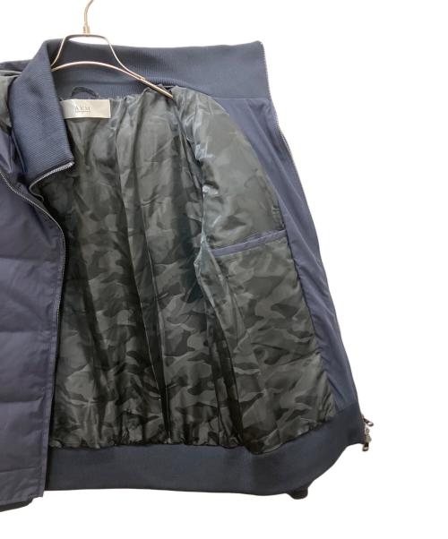 AKM Contemporary（エーケーエムコンテンポラリー）AKM Contemporary (エーケーエムコンテンポラリー) ASO-829 スタンドネックレイヤードダウンジャケット ネイビー サイズ:Lの古着・服飾アイテム