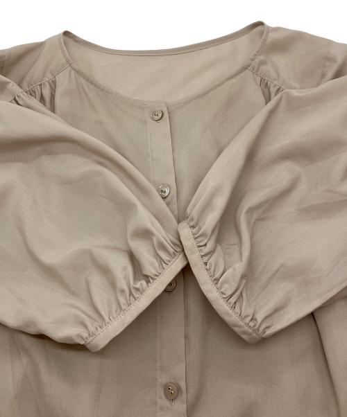 BLUE LABEL CRESTBRIDGE（ブルーレーベルクレストブリッジ）BLUE LABEL CRESTBRIDGE (ブルーレーベルクレストブリッジ) パフスリーブブラウス ベージュ サイズ:36の古着・服飾アイテム