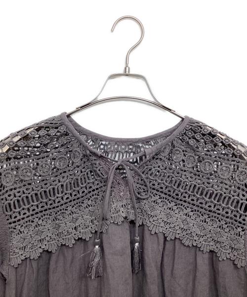 CLOTH&CROSS（クロスアンドクロス）CLOTH&CROSS (クロスアンドクロス) クラシックレースブラウス グレー サイズ:Fの古着・服飾アイテム