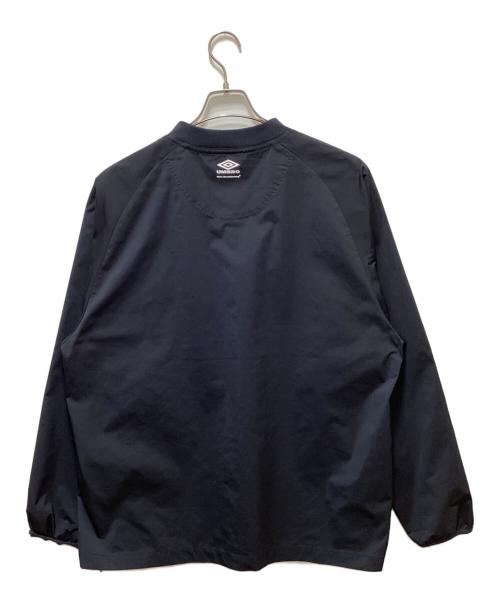 WHITE MOUNTAINEERING（ホワイトマウンテ二アニング）WHITE MOUNTAINEERING (ホワイトマウンテ二アニング) UMBRO (アンブロ) プルオーバージャケット ブラック サイズ:Lの古着・服飾アイテム