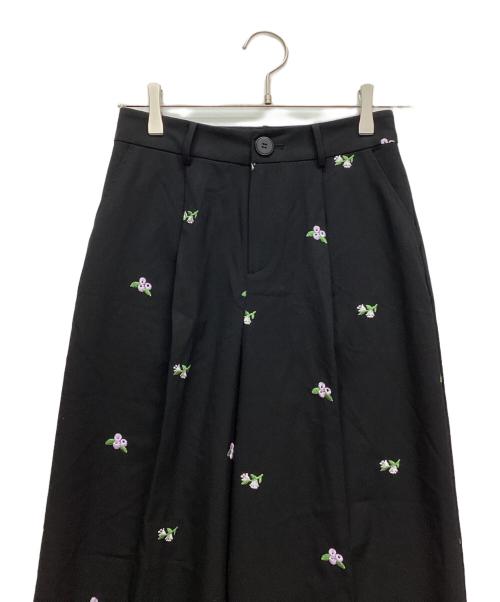 FANO（ファノ）FANO (ファノ) フラワーステッチセンタープレスストレートスラックス ブラック サイズ:Sの古着・服飾アイテム