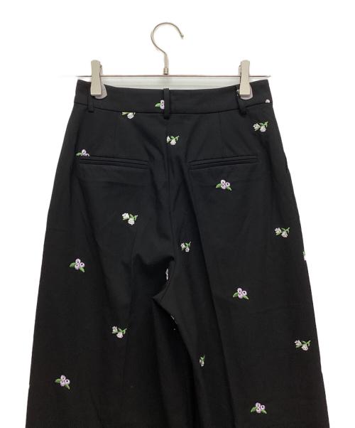 FANO（ファノ）FANO (ファノ) フラワーステッチセンタープレスストレートスラックス ブラック サイズ:Sの古着・服飾アイテム
