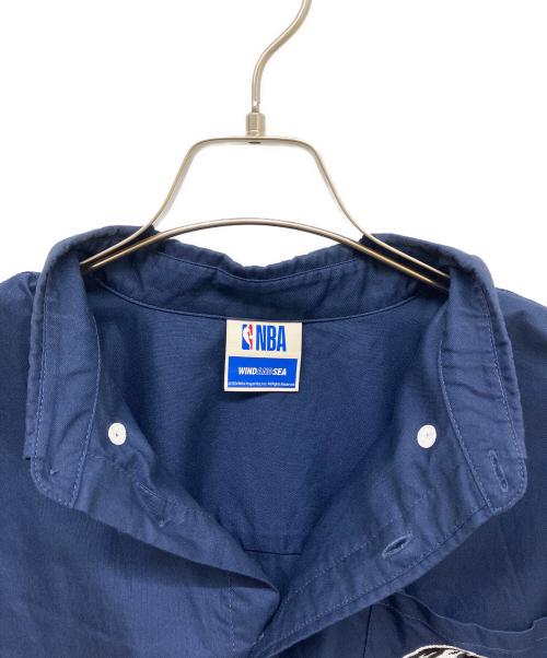 WIND AND SEA（ウィンダンシー）WIND AND SEA (ウィンダンシー) NBA (エヌビーエー) ボタンダウンシャツ ネイビー サイズ:Mの古着・服飾アイテム