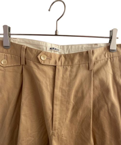 AURALEE（オーラリー）AURALEE (オーラリー) WASHED FINX CHINO ONE-TUCK PANTS ブラウン サイズ:4の古着・服飾アイテム