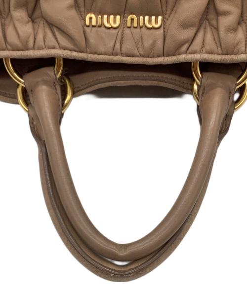 MIU MIU（ミュウミュウ）MIU MIU (ミュウミュウ) 2WAYショルダーバッグ ベージュの古着・服飾アイテム