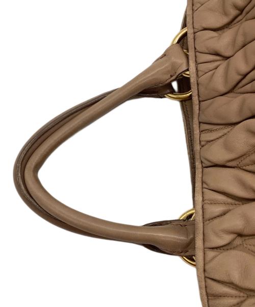 MIU MIU（ミュウミュウ）MIU MIU (ミュウミュウ) 2WAYショルダーバッグ ベージュの古着・服飾アイテム