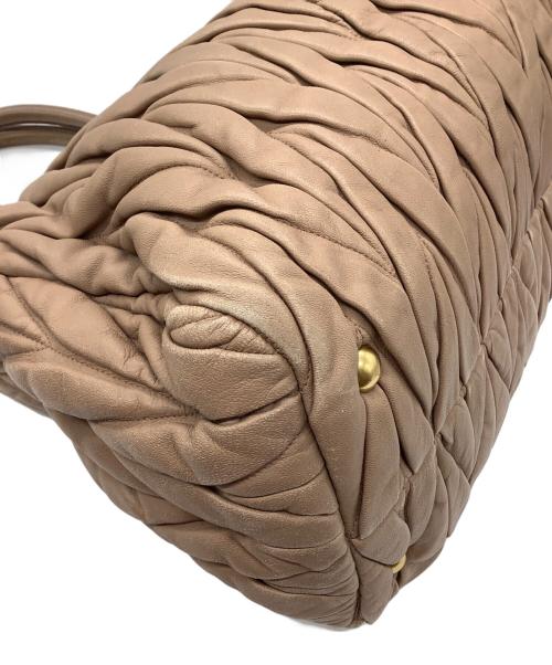 MIU MIU（ミュウミュウ）MIU MIU (ミュウミュウ) 2WAYショルダーバッグ ベージュの古着・服飾アイテム