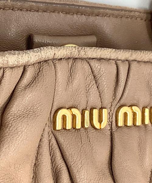 MIU MIU（ミュウミュウ）MIU MIU (ミュウミュウ) 2WAYショルダーバッグ ベージュの古着・服飾アイテム