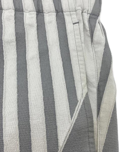 A-POC ABLE ISSEY MIYAKE（エイポック エイブル イッセイ ミヤケ）A-POC ABLE ISSEY MIYAKE (エイポック エイブル イッセイ ミヤケ) パンツ グレー サイズ:2の古着・服飾アイテム