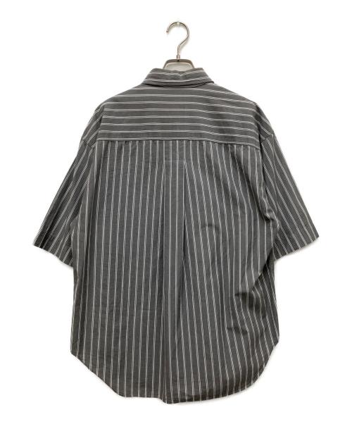 MHL（エムエイチエル）MHL (エムエイチエル) DRY COTTON STRIPE SS SHIRTS グレー サイズ:Mの古着・服飾アイテム