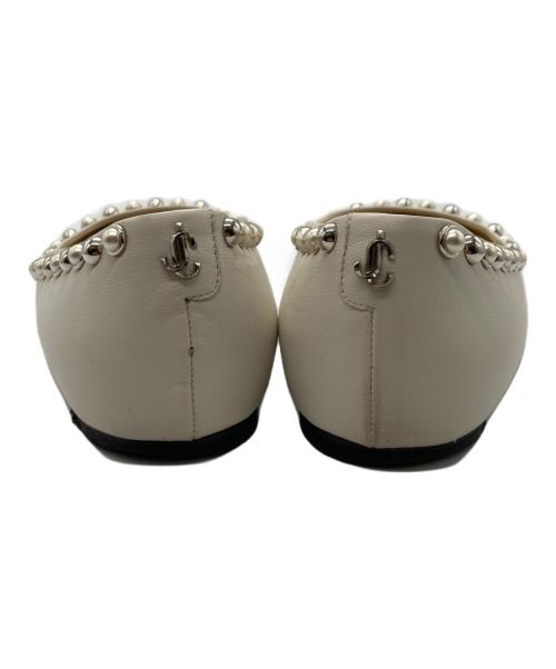 JIMMY CHOO（ジミーチュウ）JIMMY CHOO (ジミーチュウ) スタッズ フラットパンプス アイボリー サイズ:36の古着・服飾アイテム