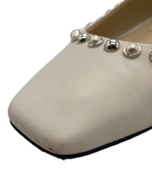 JIMMY CHOO（ジミーチュウ）JIMMY CHOO (ジミーチュウ) スタッズ フラットパンプス アイボリー サイズ:36の古着・服飾アイテム