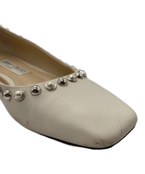 JIMMY CHOO（ジミーチュウ）JIMMY CHOO (ジミーチュウ) スタッズ フラットパンプス アイボリー サイズ:36の古着・服飾アイテム
