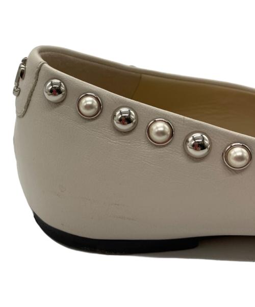 JIMMY CHOO（ジミーチュウ）JIMMY CHOO (ジミーチュウ) スタッズ フラットパンプス アイボリー サイズ:36の古着・服飾アイテム
