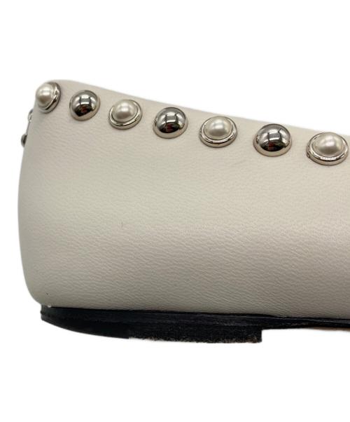 JIMMY CHOO（ジミーチュウ）JIMMY CHOO (ジミーチュウ) スタッズ フラットパンプス アイボリー サイズ:36の古着・服飾アイテム