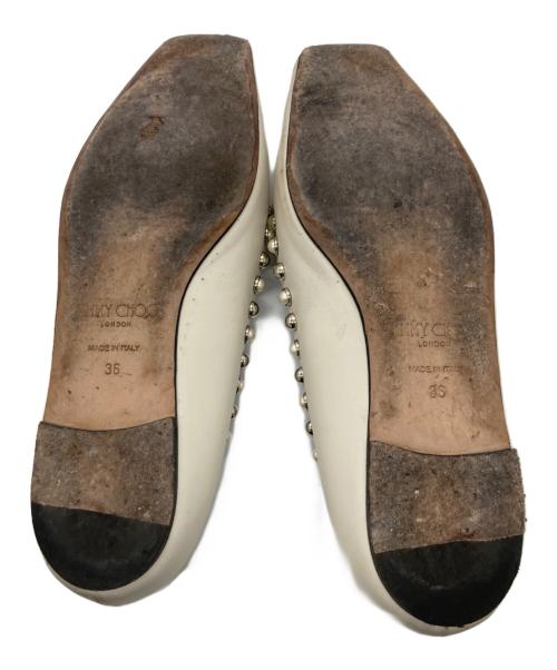 JIMMY CHOO（ジミーチュウ）JIMMY CHOO (ジミーチュウ) スタッズ フラットパンプス アイボリー サイズ:36の古着・服飾アイテム
