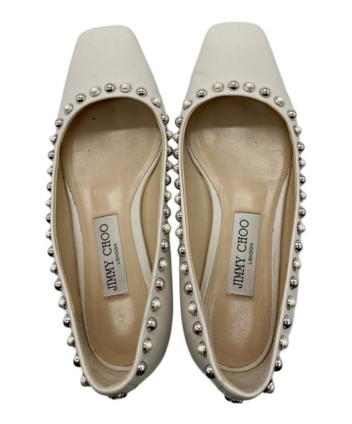 JIMMY CHOO（ジミーチュウ）JIMMY CHOO (ジミーチュウ) スタッズ フラットパンプス アイボリー サイズ:36の古着・服飾アイテム