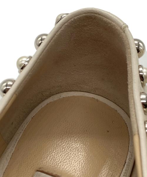 JIMMY CHOO（ジミーチュウ）JIMMY CHOO (ジミーチュウ) スタッズ フラットパンプス アイボリー サイズ:36の古着・服飾アイテム