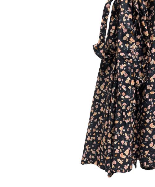 merlette（マーレット）merlette (マーレット) フラワープリントラップドレス ブラック サイズ:XSの古着・服飾アイテム
