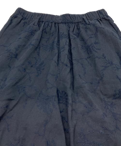 23区（ニジュウサンク）23区 (ニジュウサンク) フラワーエンブロイダリー ワイドパンツ ネイビー サイズ:36 未使用品の古着・服飾アイテム