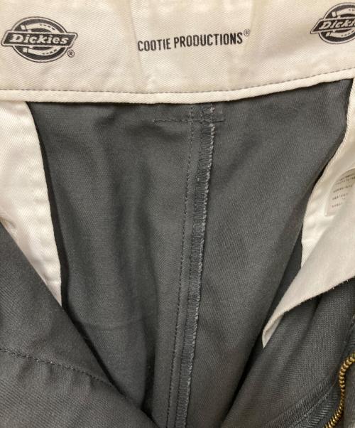 COOTIE PRODUCTIONS（クーティープロダクツ）COOTIE PRODUCTIONS (クーティープロダクツ) Dickies (ディッキーズ) Raza 1 Tuck Trousers グレー サイズ:SIZE Sの古着・服飾アイテム