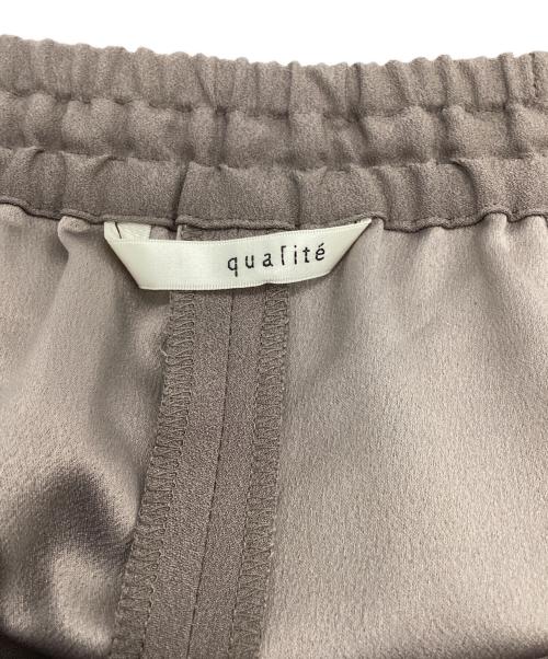 qualite（カリテ）qualite (カリテ) バックサテンジョーゼットベンツパンツ モカ サイズ:40の古着・服飾アイテム