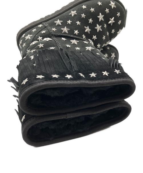 UGG（アグ）UGG (アグ) JIMMY CHOO (ジミーチュウ) スタッズフリンジムートンブーツ ブラック サイズ:22の古着・服飾アイテム