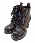 LOUIS VUITTONルイ ヴィトン）の古着「モノグラムスタートレイルラインアンクルブーツ」｜ブラウン×ブラック