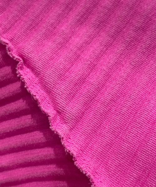 me ISSEY MIYAKE（ミーイッセイ ミヤケ）me ISSEY MIYAKE (ミーイッセイ ミヤケ) プリーツクロップドカットソー ショッキングピンク サイズ:Freeの古着・服飾アイテム