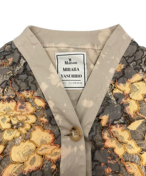 Maison MIHARA YASUHIRO（メゾン ミハラ ヤスヒロ）Maison MIHARA YASUHIRO (メゾン ミハラ ヤスヒロ) フラワーレースロングコート / B04CT321 ベージュ サイズ:FREEの古着・服飾アイテム