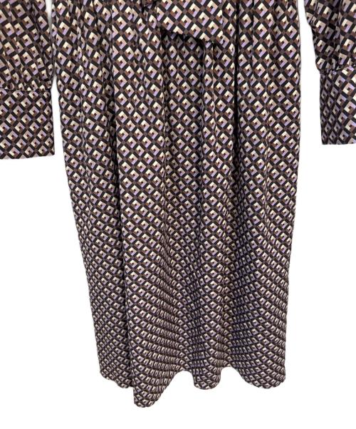 UNTITLED（アンタイトル）UNTITLED (アンタイトル) ビンテージ風ジオメ柄 ボウタイワンピース ブラックの古着・服飾アイテム