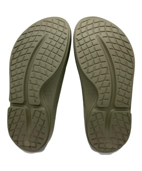 OOFOS（ウーフォス）OOFOS (ウーフォス) リカバリーサンダル カーキ サイズ:37 未使用品の古着・服飾アイテム