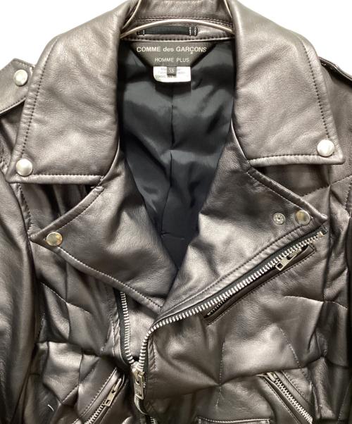 COMME des GARCONS HOMME PLUS（コムデギャルソンオムプリュス）COMME des GARCONS HOMME PLUS (コムデギャルソンオムプリュス) フェイクレザー ライダースジャケット チャコールグレー サイズ:XSの古着・服飾アイテム