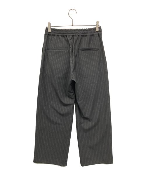 CINOH（チノ）CINOH (チノ) PIN ストライプ リラックスパンツ グレー サイズ:SIZE 38 未使用品の古着・服飾アイテム