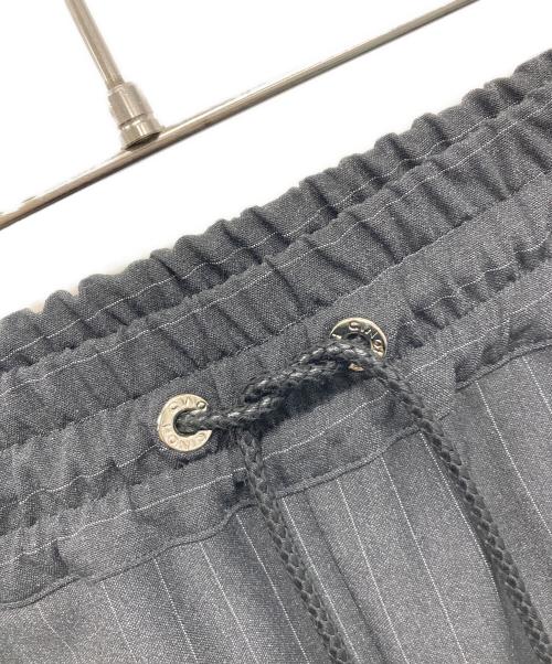 CINOH（チノ）CINOH (チノ) PIN ストライプ リラックスパンツ グレー サイズ:SIZE 38 未使用品の古着・服飾アイテム