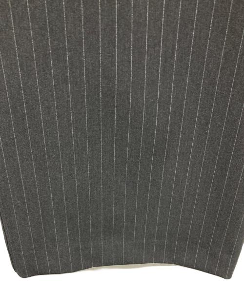 CINOH（チノ）CINOH (チノ) PIN ストライプ リラックスパンツ グレー サイズ:SIZE 38 未使用品の古着・服飾アイテム