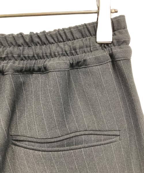 CINOH（チノ）CINOH (チノ) PIN ストライプ リラックスパンツ グレー サイズ:SIZE 38 未使用品の古着・服飾アイテム