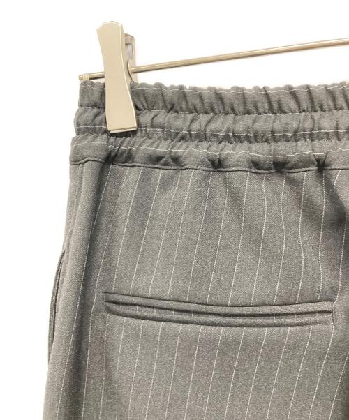 CINOH（チノ）CINOH (チノ) PIN ストライプ リラックスパンツ グレー サイズ:SIZE 38 未使用品の古着・服飾アイテム