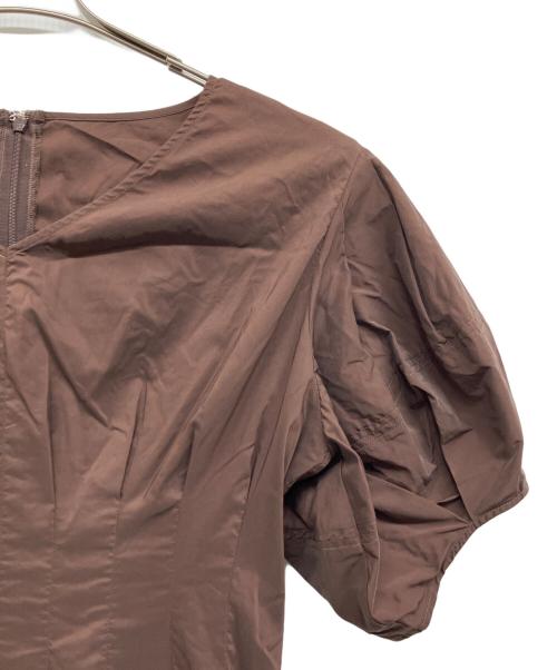 ELENDEEK（エレンディーク）ELENDEEK (エレンディーク) フォルムスリーブウエストタックワンピース ブラウン サイズ:02の古着・服飾アイテム