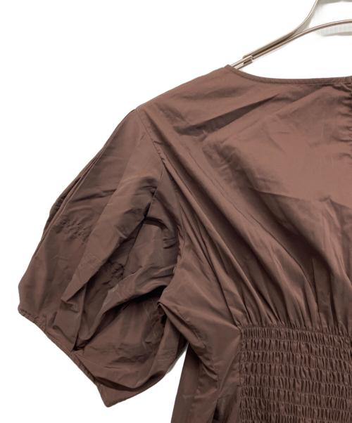 ELENDEEK（エレンディーク）ELENDEEK (エレンディーク) フォルムスリーブウエストタックワンピース ブラウン サイズ:02の古着・服飾アイテム